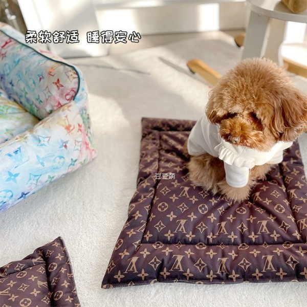 ハイブランド 犬 用品 マット ルイヴィトン 犬 猫ベッド用敷物 ペットクッション 両面利用 ベーシック LV 犬用ベッドパッド ペットハウス 四季通用 防湿 通気性 快適 柔らかい 滑りにくい 清潔キープ